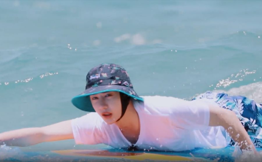 王一博冲浪掉入水中看清他被海水冲脱妆的素颜皮肤状态真实了