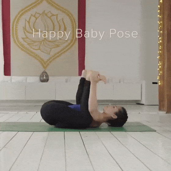 快乐婴儿式瑜伽体式图片