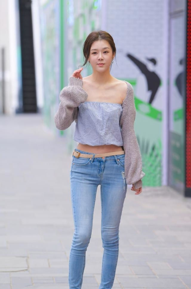 原创街拍,美女蓝色牛仔裤搭配吊带背心,显得十分有层次感