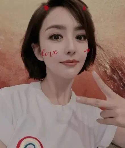 原创36岁佟丽娅录节目未修图,v领裙勒出小肚子,跪坐泡沫垫接地气