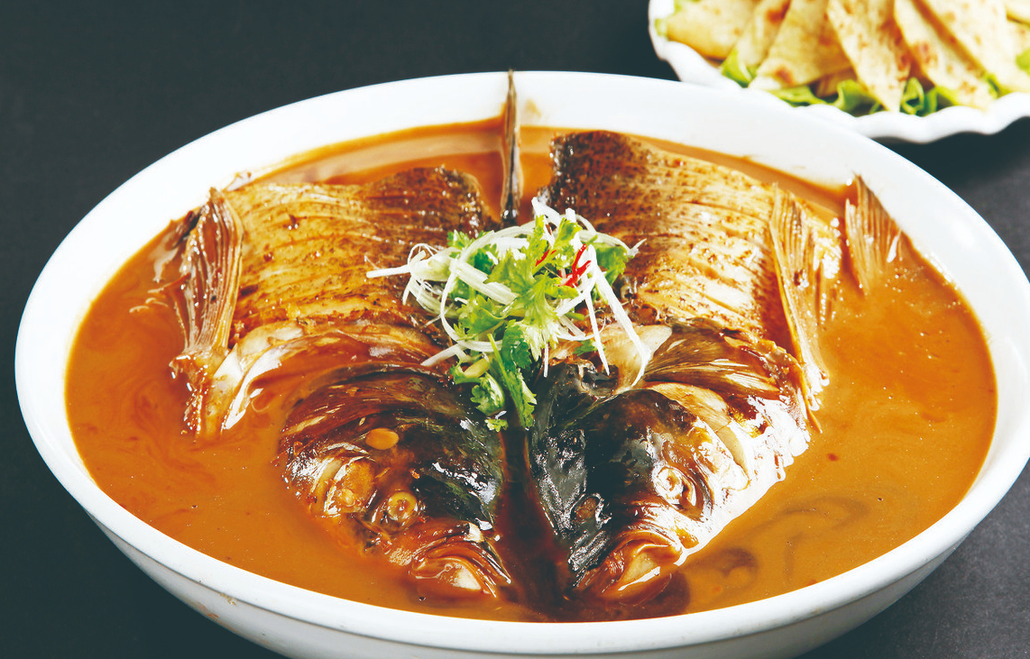 原创炖鱼头泡饼,鲜香美味的馆子菜,学会自己在家做,软嫩香甜超好吃