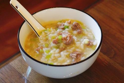 湿热型痛经——芹菜牛肉粥