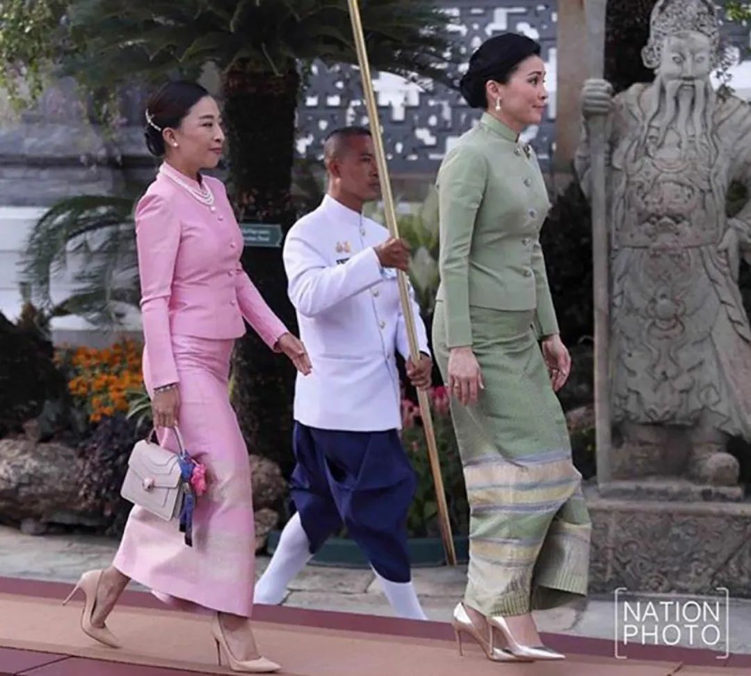 63岁泰国前王妃白发凌乱,过生日好凄凉,唯有大公主趴地恭迎母亲