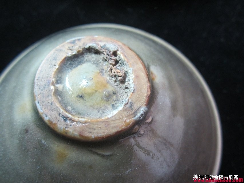 五代和宋代耀州窑青瓷的底足照片