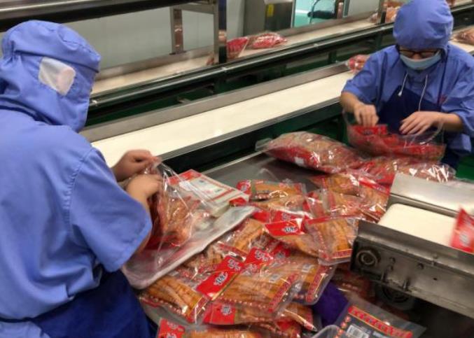 实拍辣条生产工厂,调味师100万元挖不走,"一盆油"是核心资源