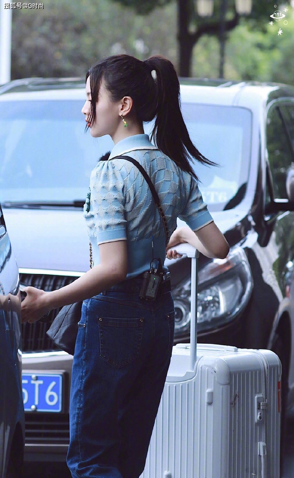 杨超越身穿蓝色针织衫搭配蓝色牛仔裤 清新又甜美