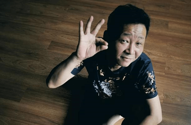 三德子从演员到鸡大户娶小15岁娇妻座驾却低调得不成样子