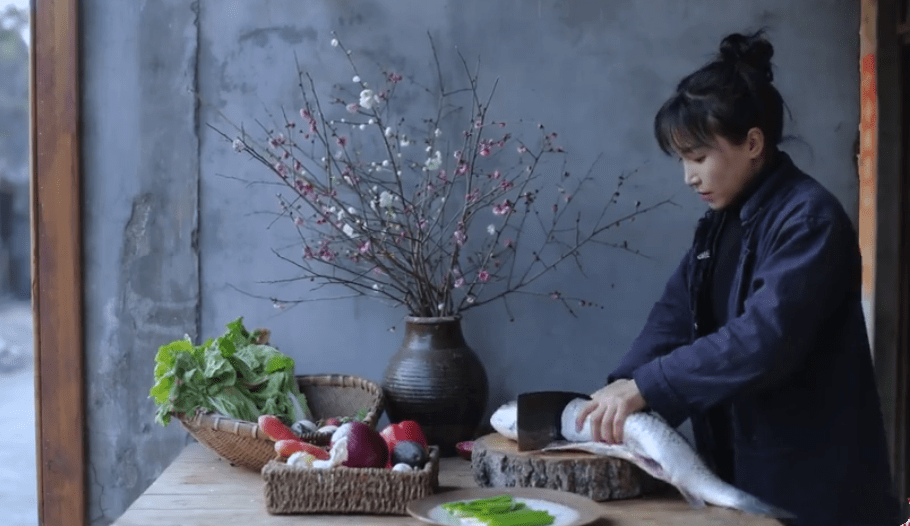 李子柒做"竹笋炒腊肉",看清无滤镜食物后,难怪奶奶一口不吃!_饭菜