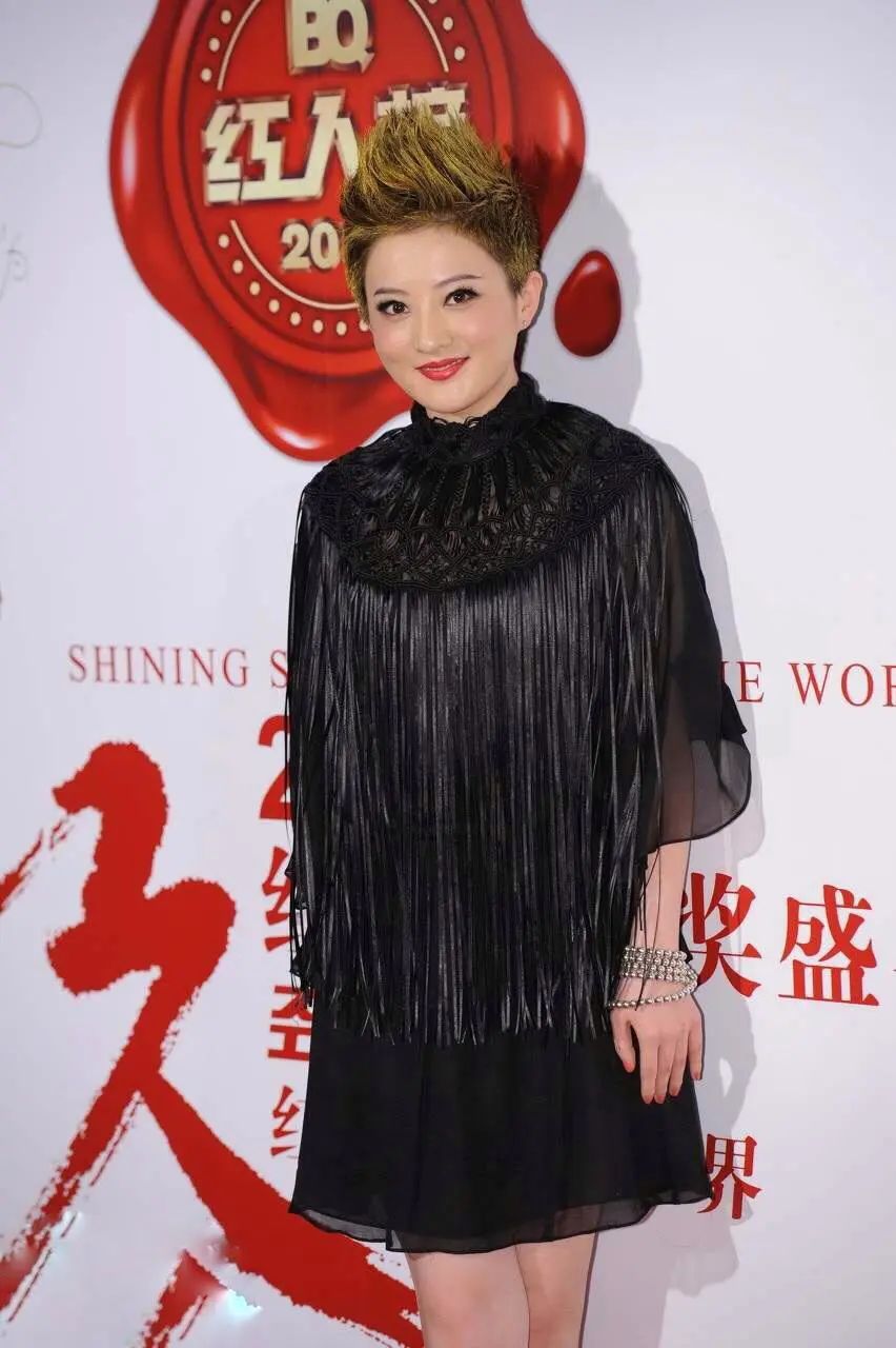"小婉君"金铭也胖了,流苏小黑裙难挡身形圆润,发型让人看不懂
