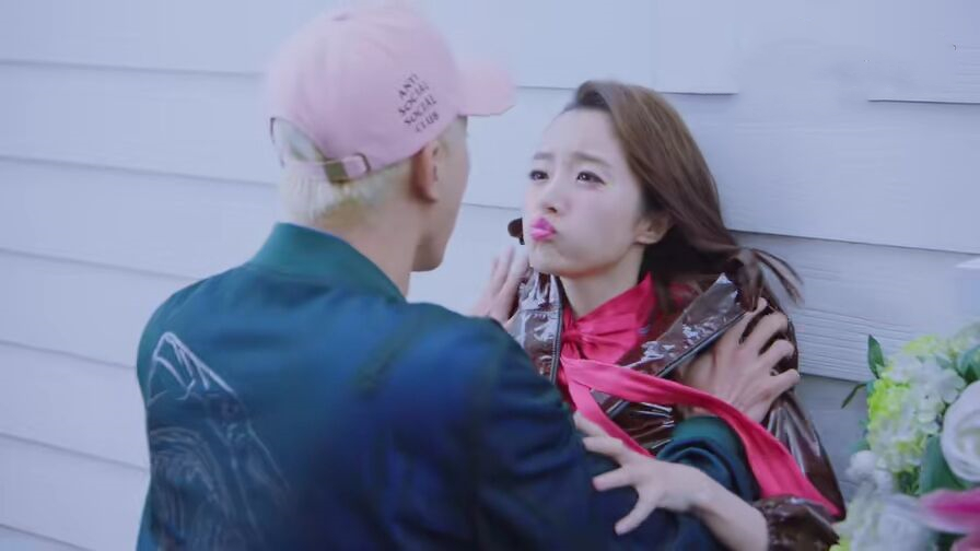 比如,少女余小鱼为什么会来到有钱人家的泳池派对,然后莫名其妙地穿上