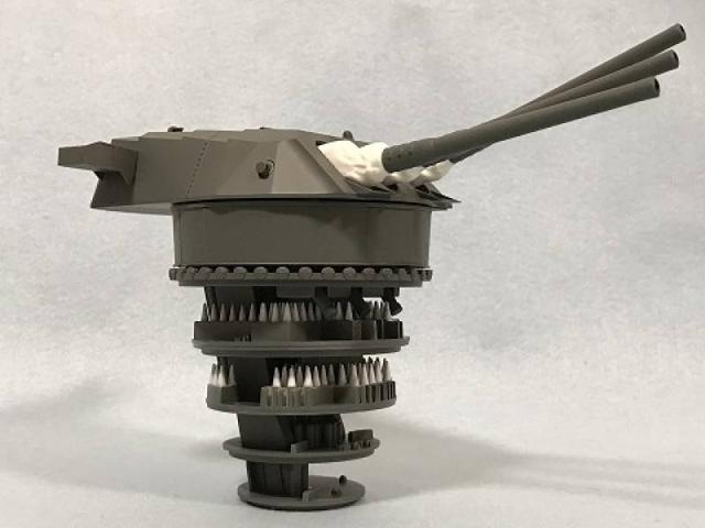 套火炮炮架,两门或者三门主炮同步俯仰,以降低炮塔质量与炮塔座圈直径