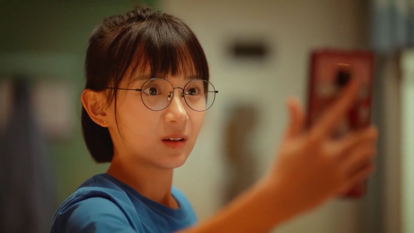 这姑娘什么来头?出道就演女主 新剧关晓彤作配 采访全程抠手指