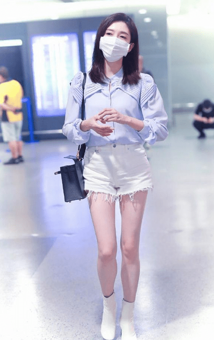 看江疏影搭配的这条白色小热裤,端庄大气的衬衣搭配上俏皮,随性的小