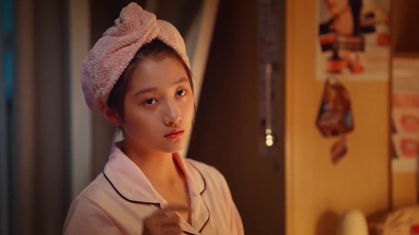 原创这姑娘什么来头?出道就演女主 新剧关晓彤作配 采访全程抠手指