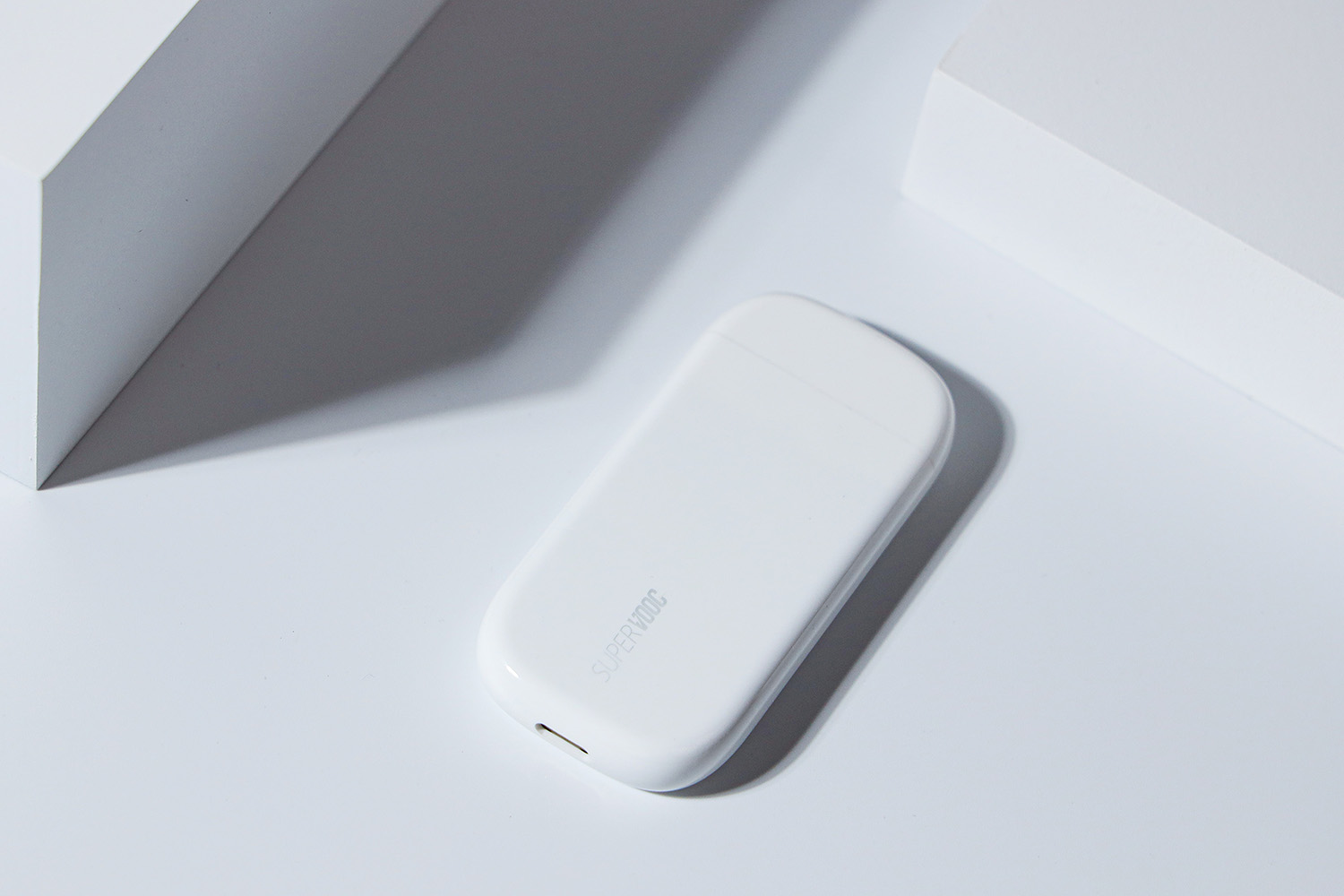 极致轻薄小巧 oppo 50w超闪饼干充电器图赏