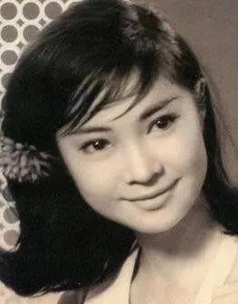 可要说,萧芳芳是李连杰主演电影《方世玉》里的苗翠花,应该有很多80