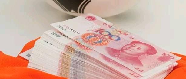 前夫来借钱女子拿给他十万三岁女儿指指商场她怒打前夫耳光