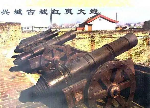 清代的创始人努尔哈赤就在红夷大炮下吃过大亏,直到清军也成功地仿制