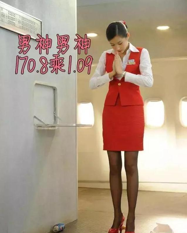 当看到了关晓彤穿上这一身空姐制服之后,可以说给人眼前一亮的既视感