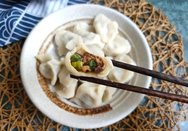 為了使餃子好吃,餡是關鍵.如果您想要餃子新鮮多汁,則需要在肉中加水.