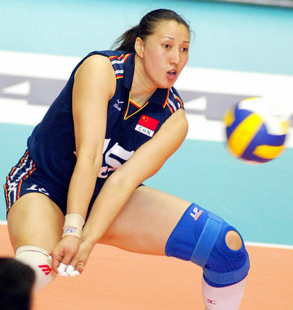 原创女排功勋老将王丽娜近照眼角松弛老态初显火锅餐厅已关门