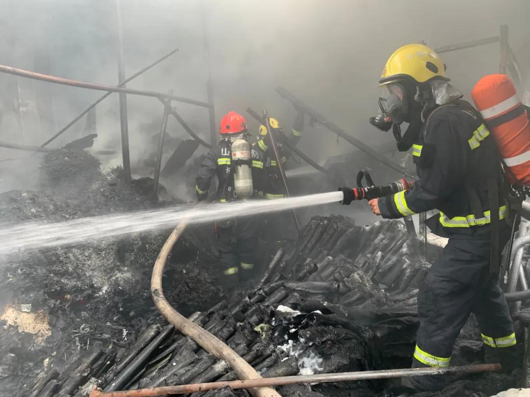 长治凯丰市场一仓库起火 26名消防员奋战一小时成功处置_火势