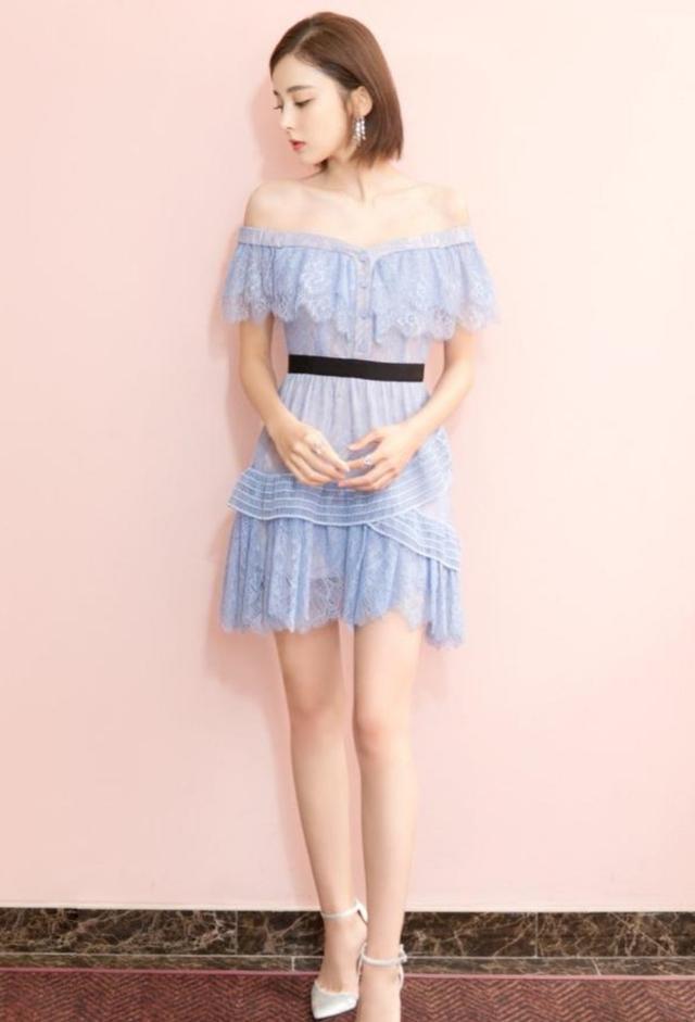 女星一字肩比美,周冬雨多了一份妩媚感,蒋欣瞬间清爽了