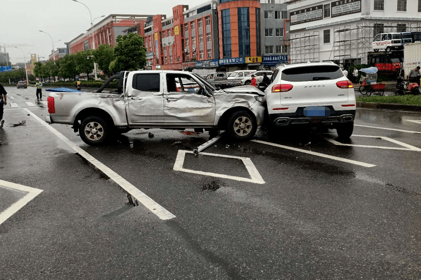 今早事发阜阳临沂商城附近这辆皮卡车撞撞撞撞撞了