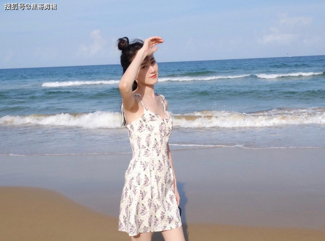 袁冰妍身穿吊带连衣裙海边照片