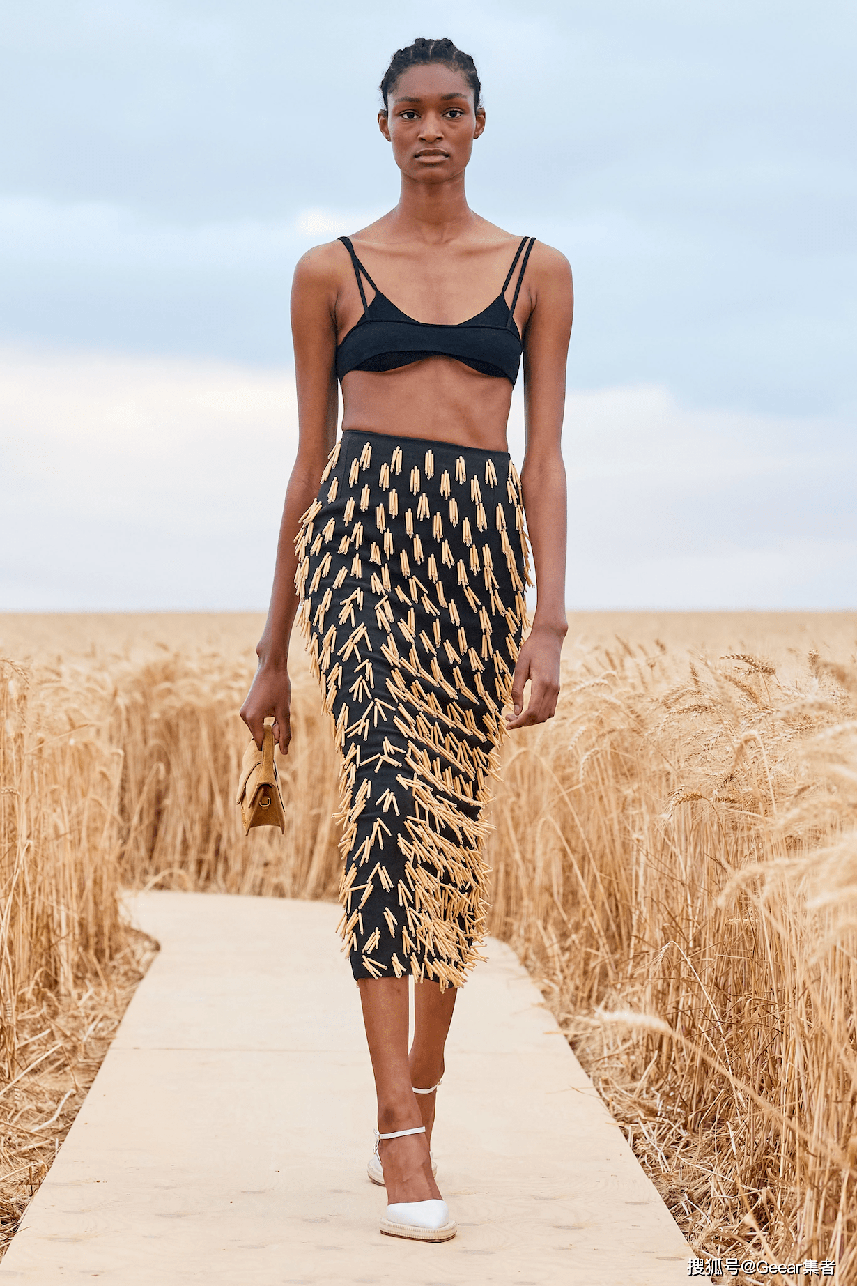 疫情下的首场实体时装秀,走在600米麦田中感受南法浪漫!