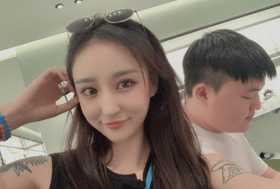 职业选手女友对比:梦泪媳妇清纯,厂长女友娇艳,看到uzi老婆:心动了!