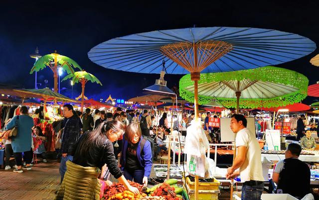 云南一夜市走红,"网红地摊"集齐东南亚6国美食,夜景也很赞_西双版纳
