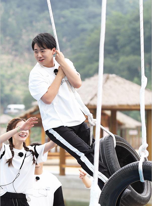 上半年参加最多综艺的明星,黄明昊7档,郑爽10档,低调的他高达12档!