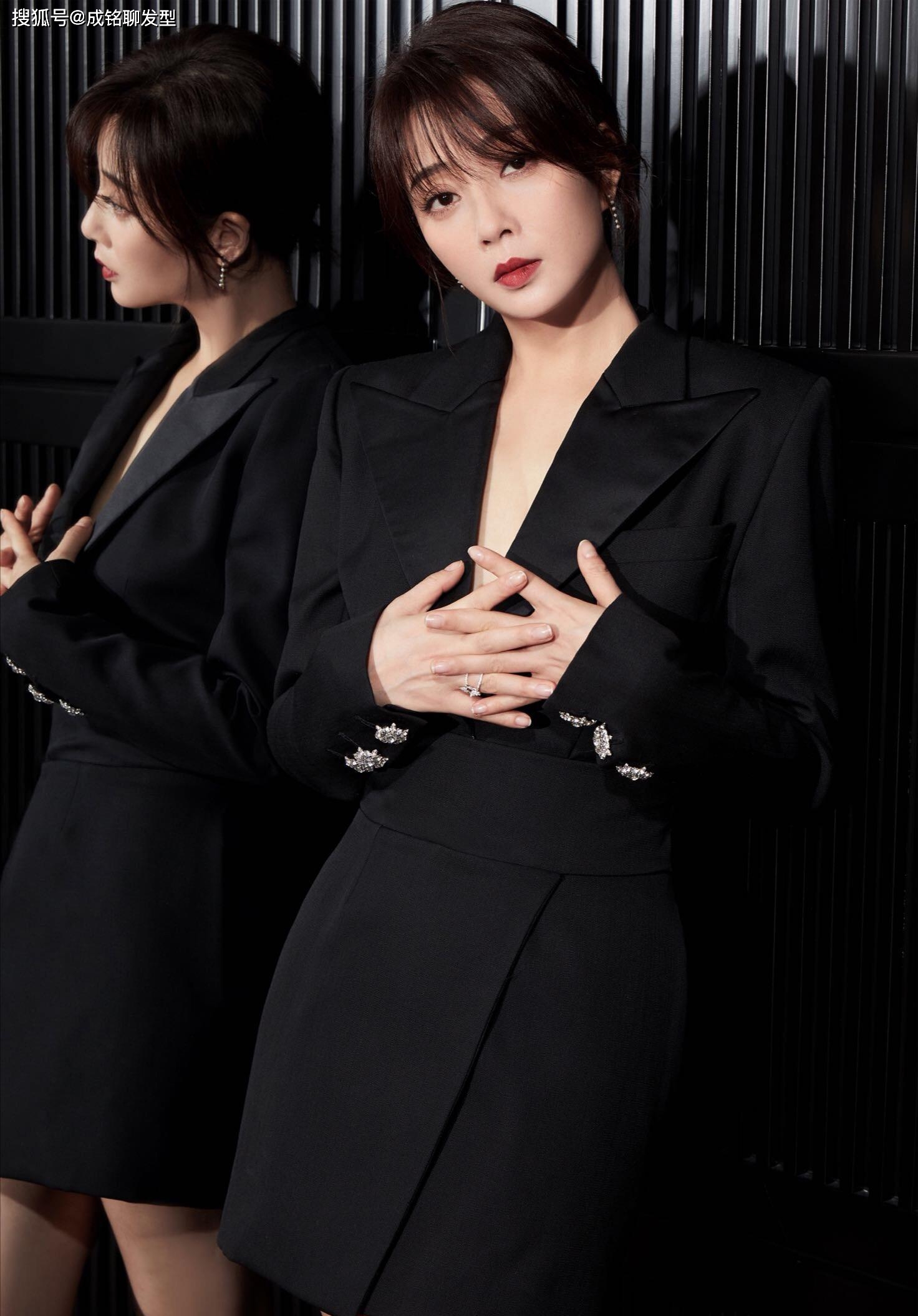 原创殷桃杂志大片超养眼黑长发配宝蓝长裙秀出美背佳人风韵美如画