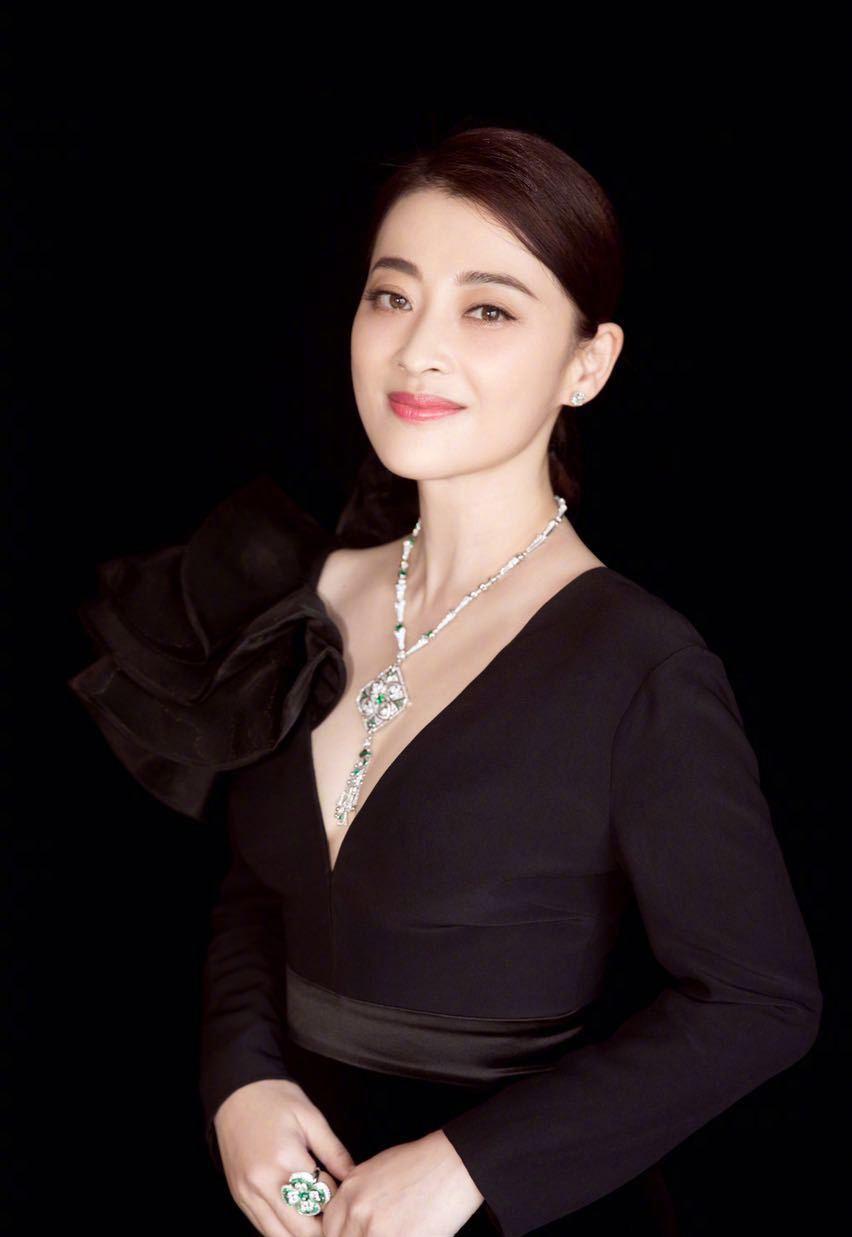 原创梅婷的酒杯身材太美了,黑色紧致裙秀玲珑曲线,够迷人