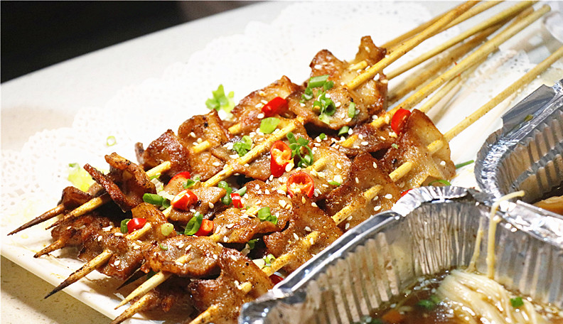 原创深海的石斑鱼来烧烤,能吃上这样豪华的烤鱼很享受