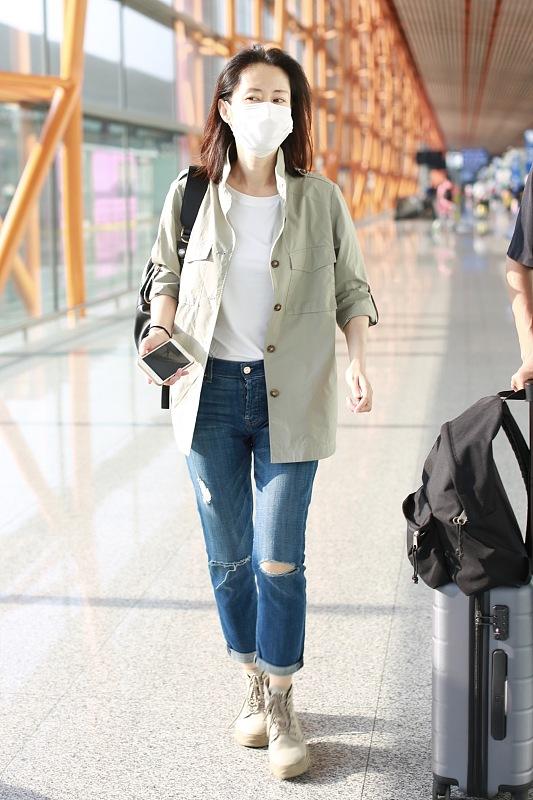 原创刘敏涛走机场白t恤配牛仔裤短靴简洁清爽气定神闲有韵味