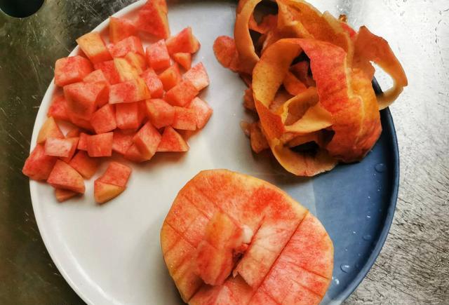 2,锅中放250毫升的清水,放入桃子皮,加点儿白糖煮开煮到桃子皮发白,水