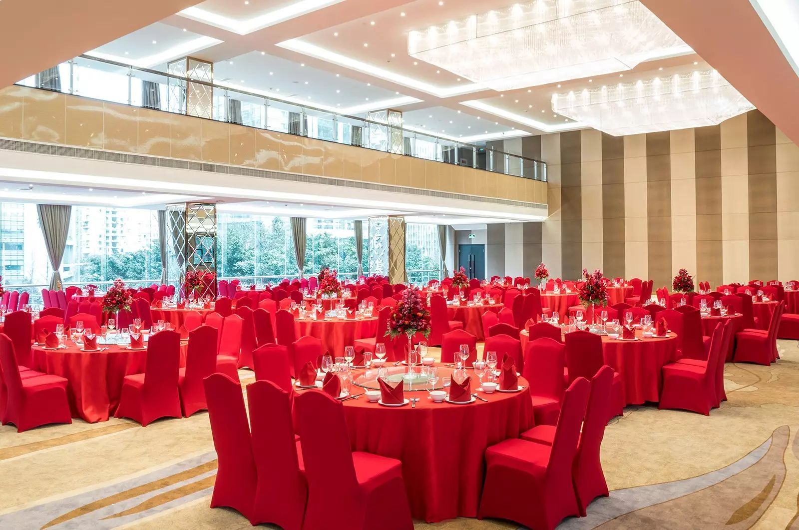 并邀请8个品牌的婚宴主理官分享他们的菜单设计理念