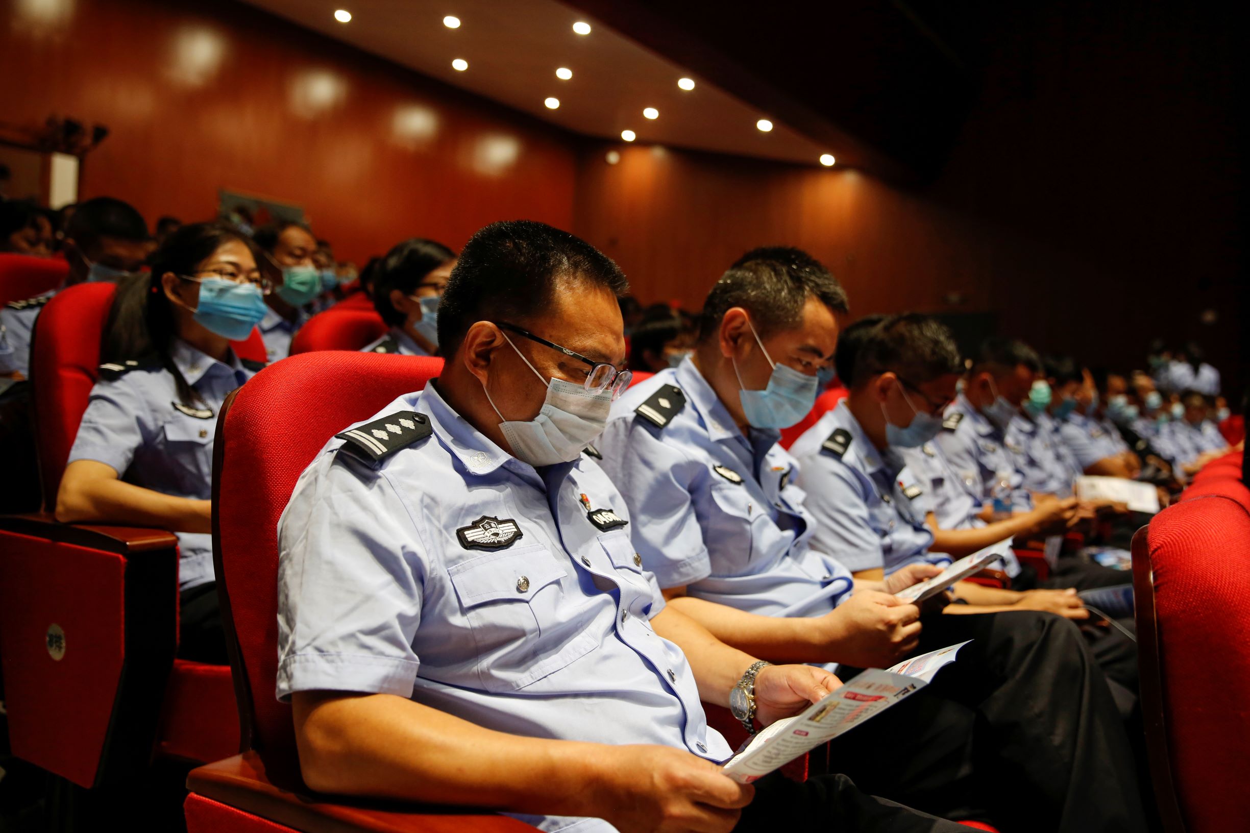 提高政治站位强化守土担当腾冲坚决打赢打击治理电信网络诈骗人民战争