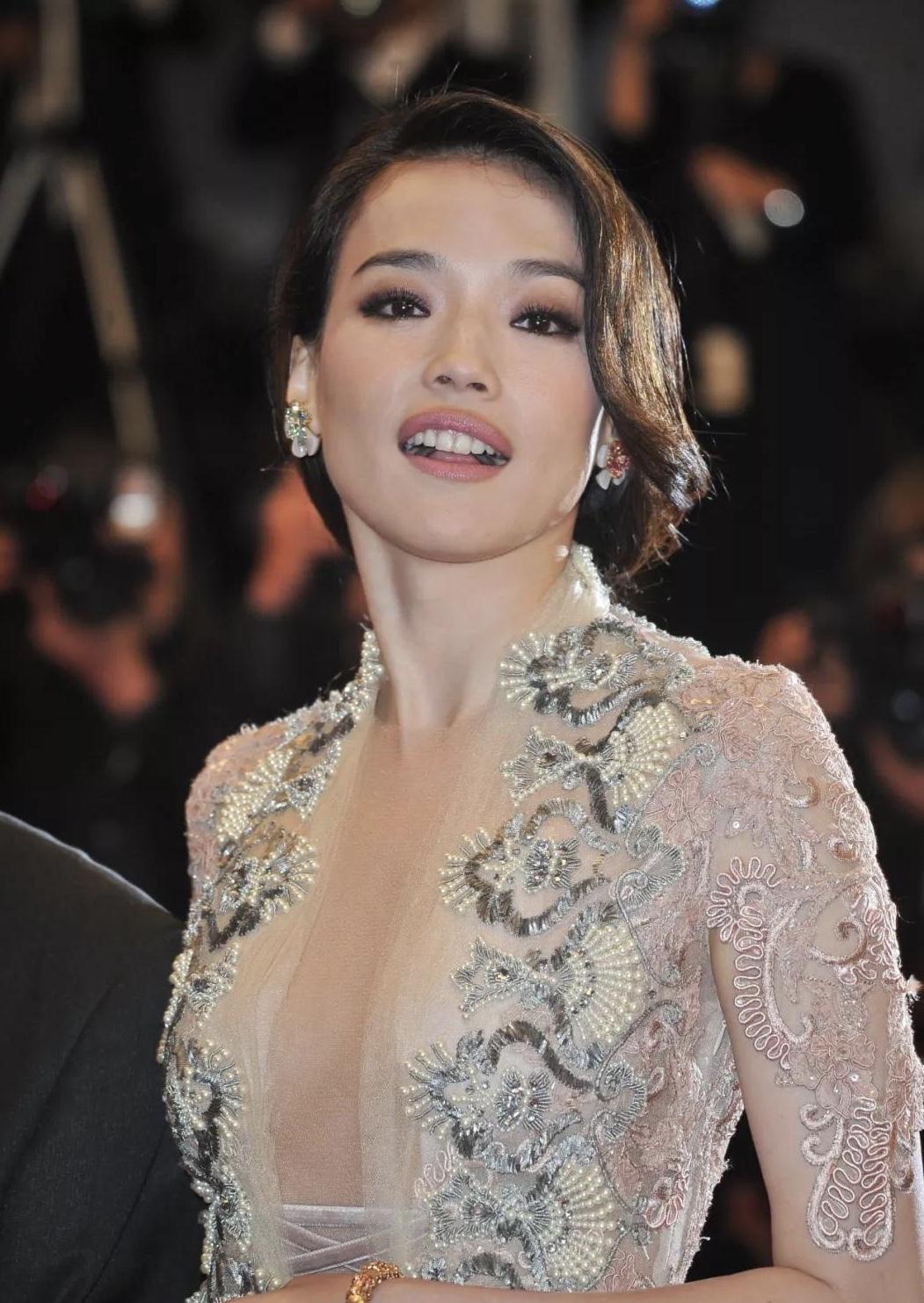 44岁舒淇放得开!深v透视裙大秀丰满身材,不愧是模特出身