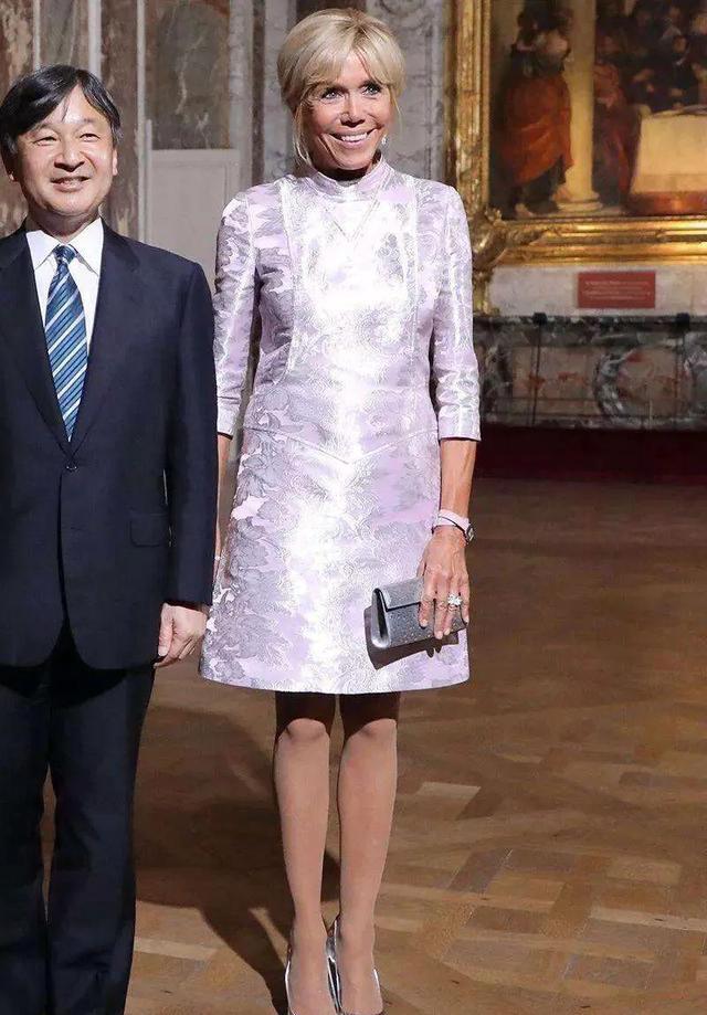 67岁法国总统夫人瘦皱皮,为抢镜秀几克拉大钻戒,小老公一脸宠溺