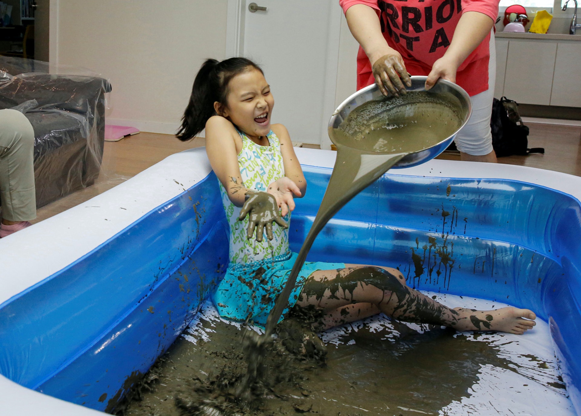 韩国泥浆节疫情下留家狂欢快乐经网上直播