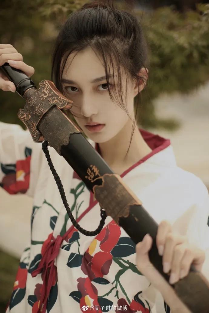 也可以驾驭一身侠气,仗剑走江湖的英姿飒爽侠女风.