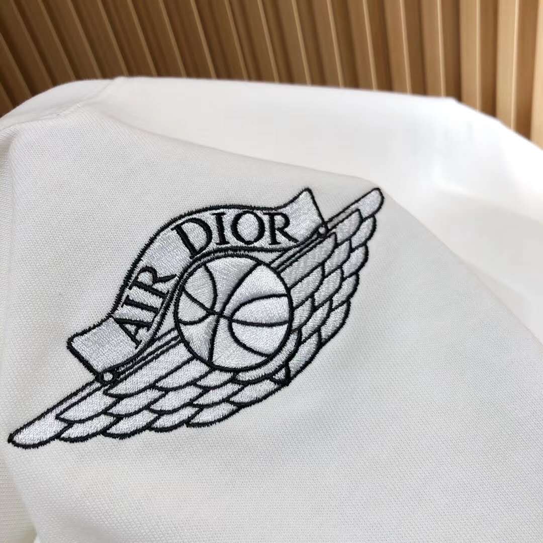 衣身小迪 x air jordan联名刺绣标志,由器械刺绣而成,绣线紧密结实