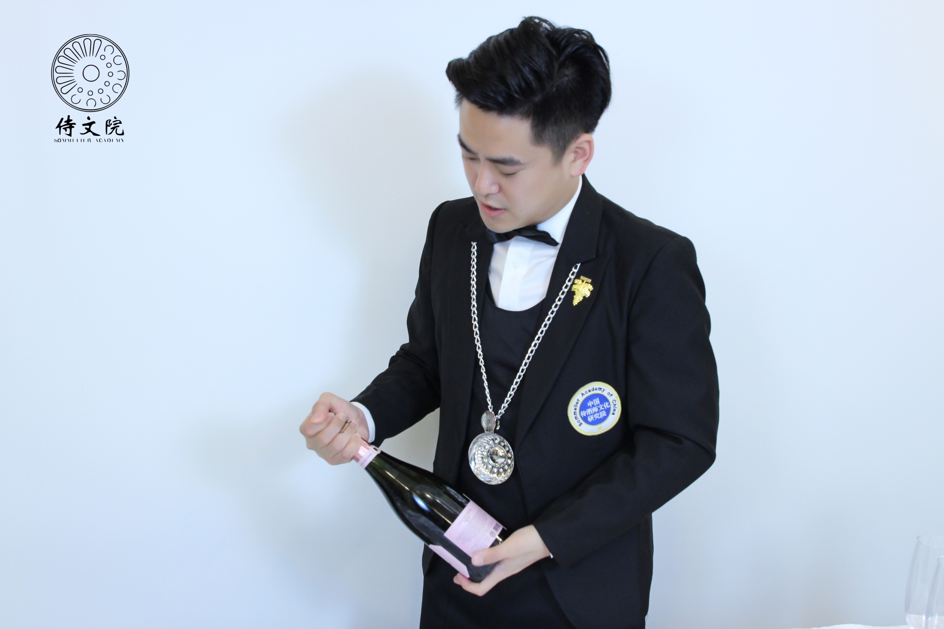 侍文院星级侍酒师【技能实操教学】—— 如何优雅地开香槟丨香槟花式