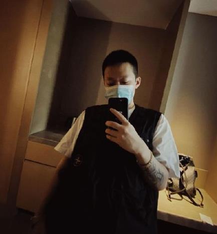 从这位网友上传的视频中可以看到,pgone并没有开腔唱