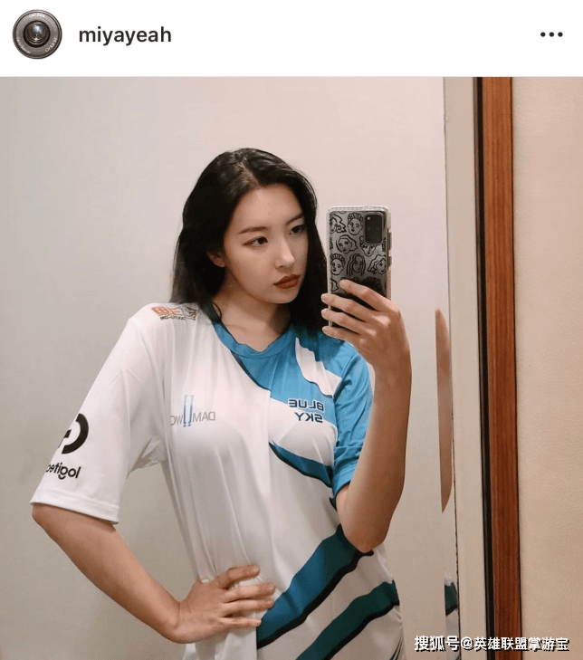 李宣美是韩国著名歌手,在中国的知名度也非常高,是前wonder girl的