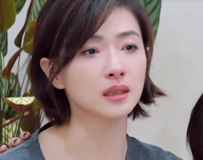 万茜读粉丝留言哭到花妆,镜头拉近她的脸部,终于明白直男审美了_姐姐