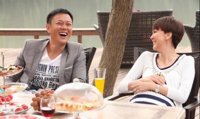 他就自己开车去到片场拍戏,剧组里面缺什么少什么,冯嘉怡也会自掏腰包